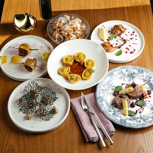 Zestaw talerzy z jedzeniem